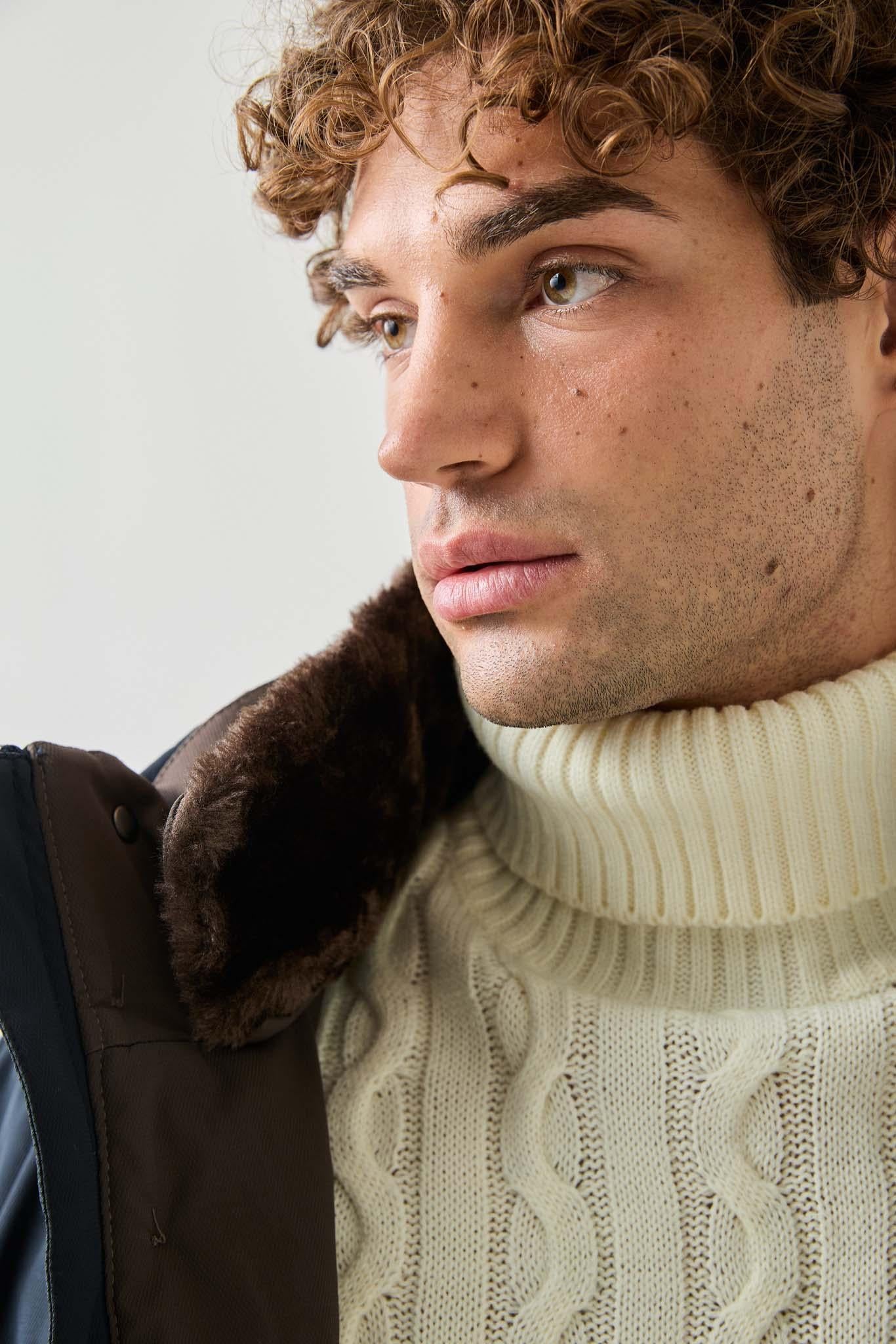 Maglione a treccia con collo alto 