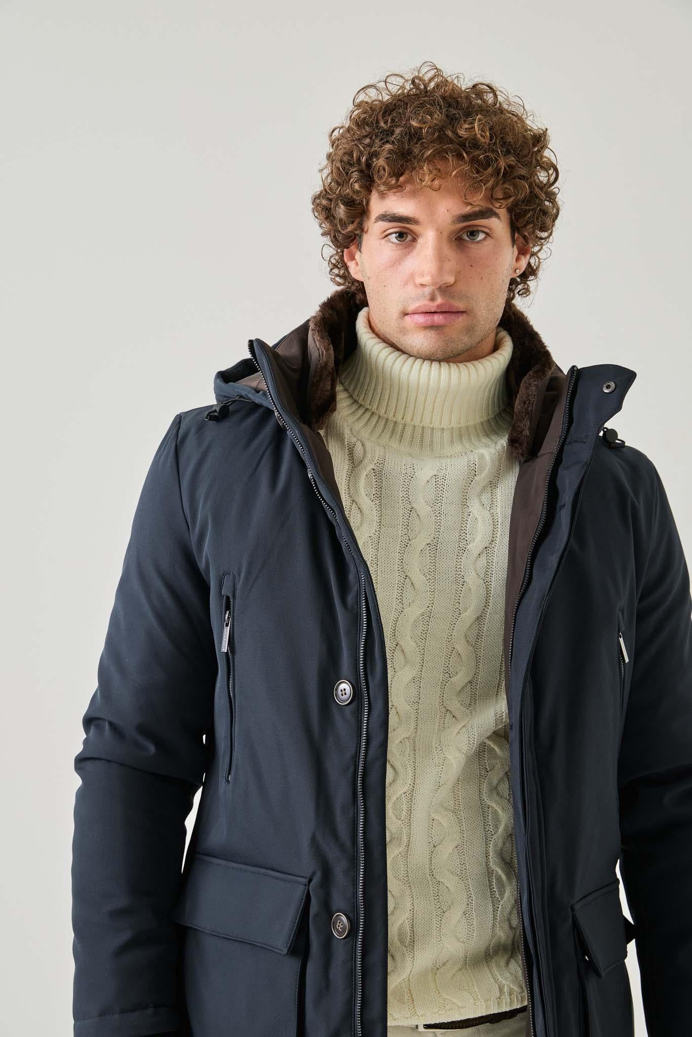 Maglione a treccia con collo alto 