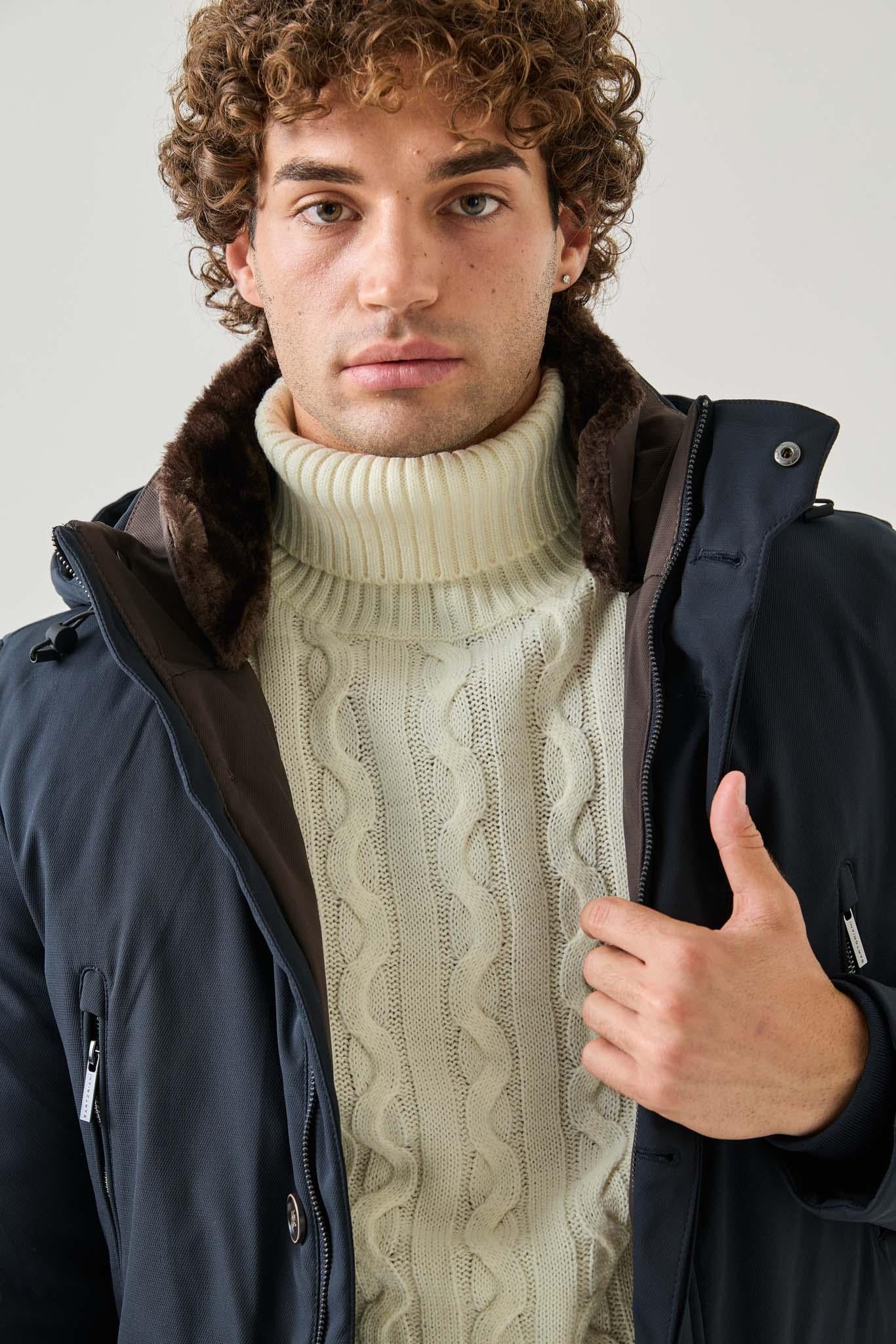 Maglione a treccia con collo alto 